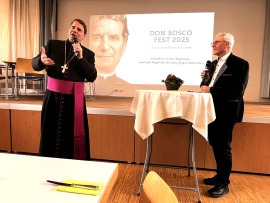 Bischof Stefan Oster SDB (links) stellte sich auf dem Don-Bosco-Fest in Aschau am Inn den Fragen von P. Claudius Amann zur Zukunft der Kirche.