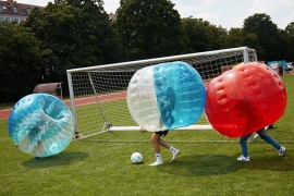 Bubble Soccer - eine von vielen Mitmachaktionen beim Fest der guten Hoffnung in Nürnberg
