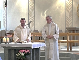 Provinzial P. Reinhard Gesing wünscht dem neuen Direktor des Johannesstifts Essen, P. Hatto von Hatzfeld, einen guten Start an seiner neuen Wirkungsstätte.