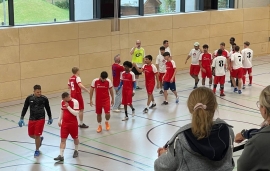Jugendliche Sportler wärmen sich in der Turnhalle auf.