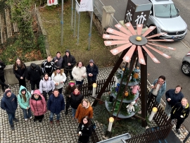 Zu Adventsbeginn wird bei Don Bosco Sachsen die große Weihnachtspyramide angeschoben.