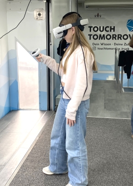 Im Touch-Tomorrow-Truck konnten die Schülerinnen und Schüler des Don-Bosco-Gymnasiums Zukunftstechnologie wie VR-Brillen ausprobieren.