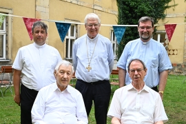 Viele der Jubilare konnten aus beruflichen oder gesundheitlichen Gründen nicht an der Feier teilnehmen. In Ensdorf dabei waren P. Andreas Kühne (hinten links) sowie P. Hans Altmann und P. Walter Körbes (sitzend v.l.), auf dem Bild mit Provinzial P. Reinhard Gesing und Bischof em. Luc Van Looy (stehend v.r.).