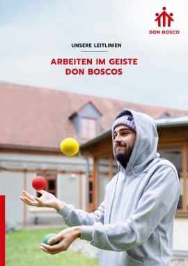 Das Titelbild der Leitlinien Arbeiten im Geiste Don Boscos zeigt einen Mann im Hoodie, der drei Bälle jongliert.