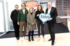 Der Vorstandsvorsitzende der Sparda-Bank Nürnberg, Stefan Schindler, (r.) übergibt die Spenden der Weihnachts-Benefizaktion an Stefanie Hermann vom Don Bosco Jugendwerk Nürnberg (2.v.r.) sowie Vertreter der Lebenshilfe Fürth und des Fördervereins Familienstützpunkt Büchenbach-Süd.