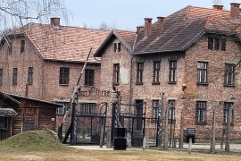 Jugendliche des Don Bosco Zentrums Regensburg besuchen das Konzentrationslager Auschwitz.