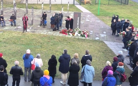 P. Simon Härting vom Don-Bosco-Zentrum Berlin und weitere Vertreter des öffentlichen Lebens erinnerten an der Gedenkstätte „Zwangslager Marzahn" den Opfern des Zwangslager für Sinti und Roma.