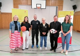 Das Team von Don Bosco Regensburg bedankte sich bei Dr. Roland Batz (2.v.r.) für die finanzielle Unterstützung