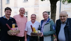 Daniel Neuburger (links), P. Stefan Stöhr und P. Ulrich Schrapp (v.r.) verabschiedeten verwaltungsleiter Jürgen Zach und Hausmeister Franz Bleicher (2. u.3. v.l.) in den Ruhestand