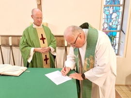 Provinzialvikar P. Christian Vahlhaus führt P. Otto Nosbisch in sein Amt als Direktor der Salesianergemeinschaft in Trier-West ein.