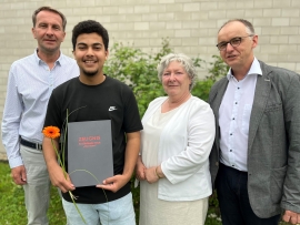 Hussam Al Muhammad (2. v. l.) ist Jahrgangsbester an der Don Bosco-Berufsschule in Burgstädt. Lehrerin Sabine Brunner (2. v. r.), Fachpraxislehrer Jörg Mätzold (l.) und Schulleiter Jens Klafki (r.) freuen sich mit ihm.