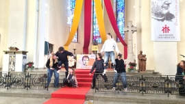 Spielerisch setzten junge Leute das Thema des Gottesdienstes zum Don Bosco Fest „Wer ist der Größte?“ um.