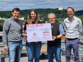 Geschäftsführer Siegfried Brandl (links) und Prokurist Markus Baum (rechts) von der Brandl Home Company übergaben den Spendenscheck an Isabella Wollitzer und Pater Jörg Widmann von Don Bosco Regensburg (Mitte).