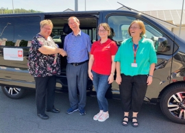 Pater Körbes übergibt der Caritas eine Spende