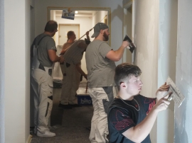 Junge Maler der Manege gGmbH Berlin streichen DRK-Bildungszentrum 