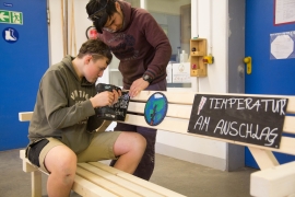 Schüler von Don Bosco Helenenberg gestalten Bank, um für den Klimaschutz zu werben.