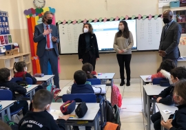 2. Klasse mit MD Selman Küçük, Schulleiterin Polin Ökke, Lehrerin Melike Kiliçaslan und Trägervertreter Jacky Doyen.