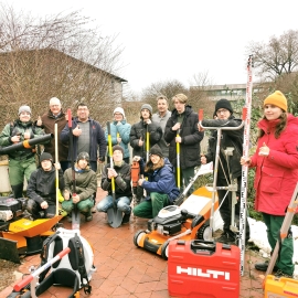 Mit der Spende der Spitzweck - Stiftung können die Gartenbau-Azubis bei Don Bosco Aschau neue Geräte anschaffen.