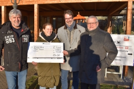 Jochen Knoesel (links) und Dr. Ulrich Ronge (2. von rechts) übergeben den Spendenscheck an Barbara Stehmann und Andreas Halbig vom Caritas- Don Bosco Bildungszentrum.