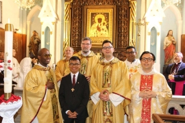 Br. Stephen K. L. Koso (2.v.l.) feiert seine Ewige Profess in Istanbul