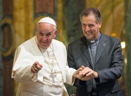 Papst Franziskus mit dem Generaloberen der Salesianer Don Boscos, Don Angel Fernandez Artime SDB, bei einem Besuch in Turin vor einigen Jahren (Archivfoto)