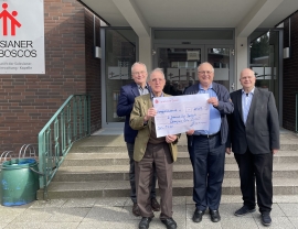 Bei der Scheckübergabe: Schulleiter Lothar Hesse, Einrichtungsleiter Pater Otto Nosbisch, Stifter Dr. Klaus Metzelder und Stiftungsvorstand Arnd Brechmann (von rechts)