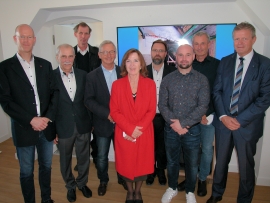 Provinzialvikar Pater Christian Vahlhaus SDB, Remigius Kühnen (Herbert und Veronika Reh Stiftung), Pater Reinhard Büker, Dr. Manfred Bitter (Vorstand Herbert und Veronika Reh Stiftung), Benedikt Quack (Gesamtleiter Don Bosco Helenberg), Bürgermeisterin Elvira Garbes, Sebastian Roos (Architekturbüro Weltzel & Hardt), Peter Hardt (Architekturbüro Weltzel & Hardt), Alfons Jochem (Vorstandsvorsitzender Herbert und Veronika Reh Stiftung).