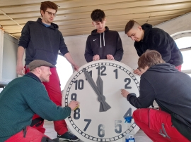 David Stahr, Kai Großmann, Tino Seibel, Ysayah Fynn Gröscher und Carolina Reuther (v. l. n. r.) mit der Turmuhr.