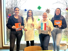 Zoe Schmidt, Pia Röder, Selina Auer und Laura Förster stellten mit Kindern des Jugendhilfezentrums Sannerz Papier her.