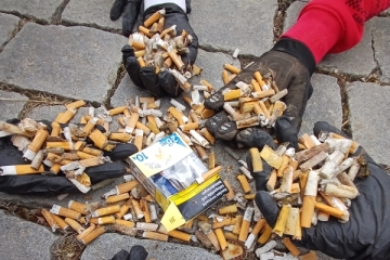 Unzählige Zigarettenkippen und jede Menge anderen Müll sammelten die Firmlinge bei der Ramadama-Aktion rund um das Kloster Ensdorf.