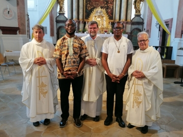 Gerald Guielle Fouretro (2.v.r.) und Blaise Mulumba Ntambwe (4.v.r.) erneuerten vor P. Andreas Kühne (r.), Provinzial P. Reinhard Gesing (Mitte) und P. Jörg Widmann (l.) ihr zeitliches Gelübde
