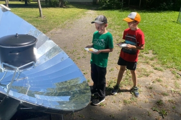 Vorsicht heiß! Mit dem Solarkocher wurden beim Ferienprogramm „Outdoor Kids“ Würstchen gekocht.