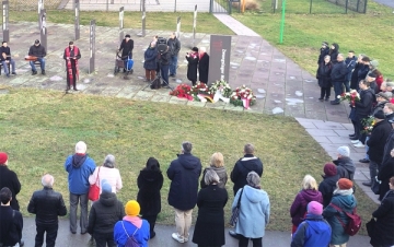 P. Simon Härting vom Don-Bosco-Zentrum Berlin und weitere Vertreter des öffentlichen Lebens erinnerten an der Gedenkstätte „Zwangslager Marzahn" den Opfern des Zwangslager für Sinti und Roma.