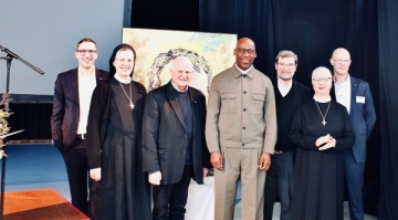 Freuen sich über 20 Jahre Manege: Einrichtungsleiter P. Simon Härting, Sr. Maria Thoma Dikow, Generaloberin der Schwester der hl. Maria Magdalena Postel, P. Franz-Ulrich Otto, Kultursenator Joe Chialo, Provinzial P. Reinhard Gesing sowie die Geschäftsführer Sr. Margareta Kühn und P. Christian Vahlhaus (von links).