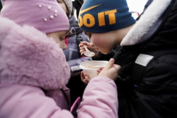 Zwei Kinder, die aus der Ukraine geflüchtet sind. 