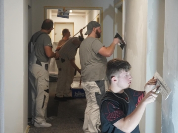 Junge Maler der Manege gGmbH Berlin streichen DRK-Bildungszentrum