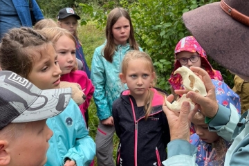 Welches Tier hat ein solches Gebiss? Bei den Ferienspielen der Umweltstation Ensdorf wurden Kinder zu Wildnisforschern