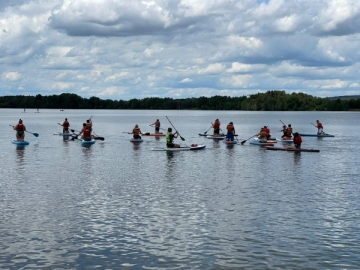 In den Pfingstferien war das Team des Bildungshauses Ensdorf mit Jugendlichen auf Stand Up Paddeltour am Murner See