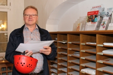 Pater Heinz Menz koordiniert die Aufräumarbeiten im Kloster Benediktbeuern nach dem Unwetter am 26. August 2023