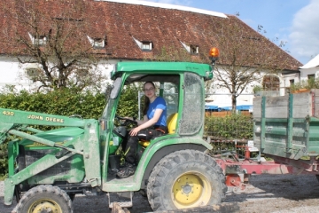 Eine von acht Freiwilligen im Zentrum für Umwelt und Kultur: Philomena Blüml hilft bei den Aufräumarbeiten nach dem Unwetter.