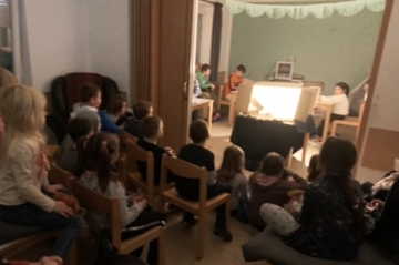 Die Kinder aus dem Kinderhort Bartolino führten ihr eigenen Schattentheaterstück auf