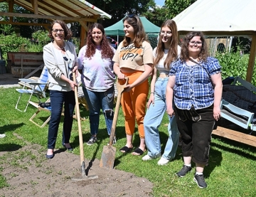 Oberbürgermeisterin Gertrud Maltz-Schwarzfischer pflanzt mit Jugendlichen einen Baum im Garten des Don Bosco Zentrums Regensburg