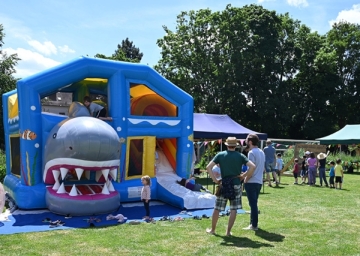 Hüpfburg und weitere Mitmachen-Angebote am Don Bosco Fest 2022 in Regensburg