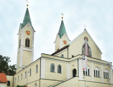 Türme der Wallfahrtskirche Vilsbiburg
