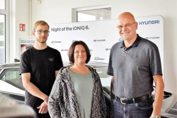 Patrick Kecke arbeitet mit Unterstützung von Tanja Glemnitz als Auszubildender beim Autohaus Schürer. Firmenchef Jens Schürer hält große Stücke auf den angehenden Mechatroniker. 