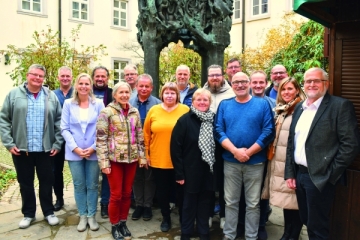 Geschäftsführer Andreas Halbig (rechts) ehrte Mitarbeitende des Caritas-Don Bosco Bildungszentrums Würzburg