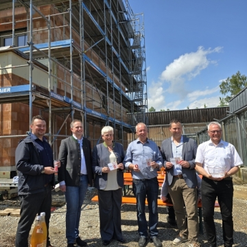 Einrichtungsleiter Andreas Harr, Provinzökonom P. Stöhr, stellv. Landrätin Preisinger-Sontag, Verwaltungsleiter Johann Steckermeier, Bürgermeister Weyrich und DIrektor P. Amann (von links) beim Richtfest in Don Bosco Aschau. 