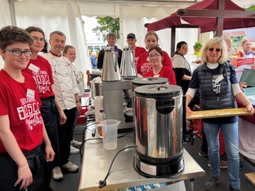 Mitarbeitende von Don Bosco Sachsen beim Versorgungsstand auf dem Katholikentag 2024 in Erfurt