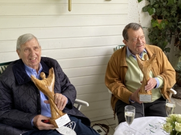 Manfred Peter (links) und Jürgen von Danwitz bekamen in gebührendem Abstand eine kleine Aufmerksamkeit überreicht und schwelgen in Erinnerungen. 