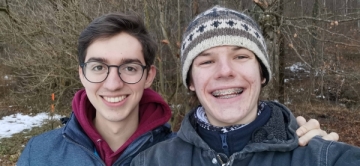 Phil (v.l.) und Lenni haben in Würzburg zwei Vornovizen der Salesianer Don Boscos mit der Kamera begleitet.